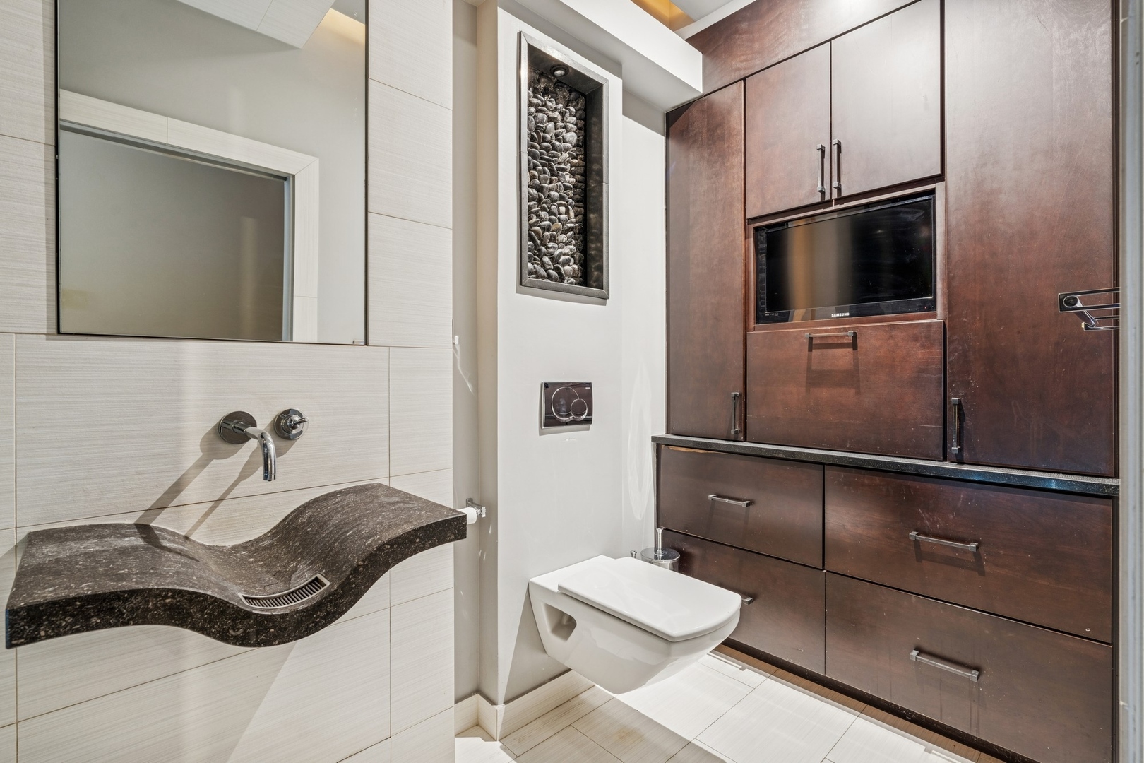 165 N Canal Street Unit: 723