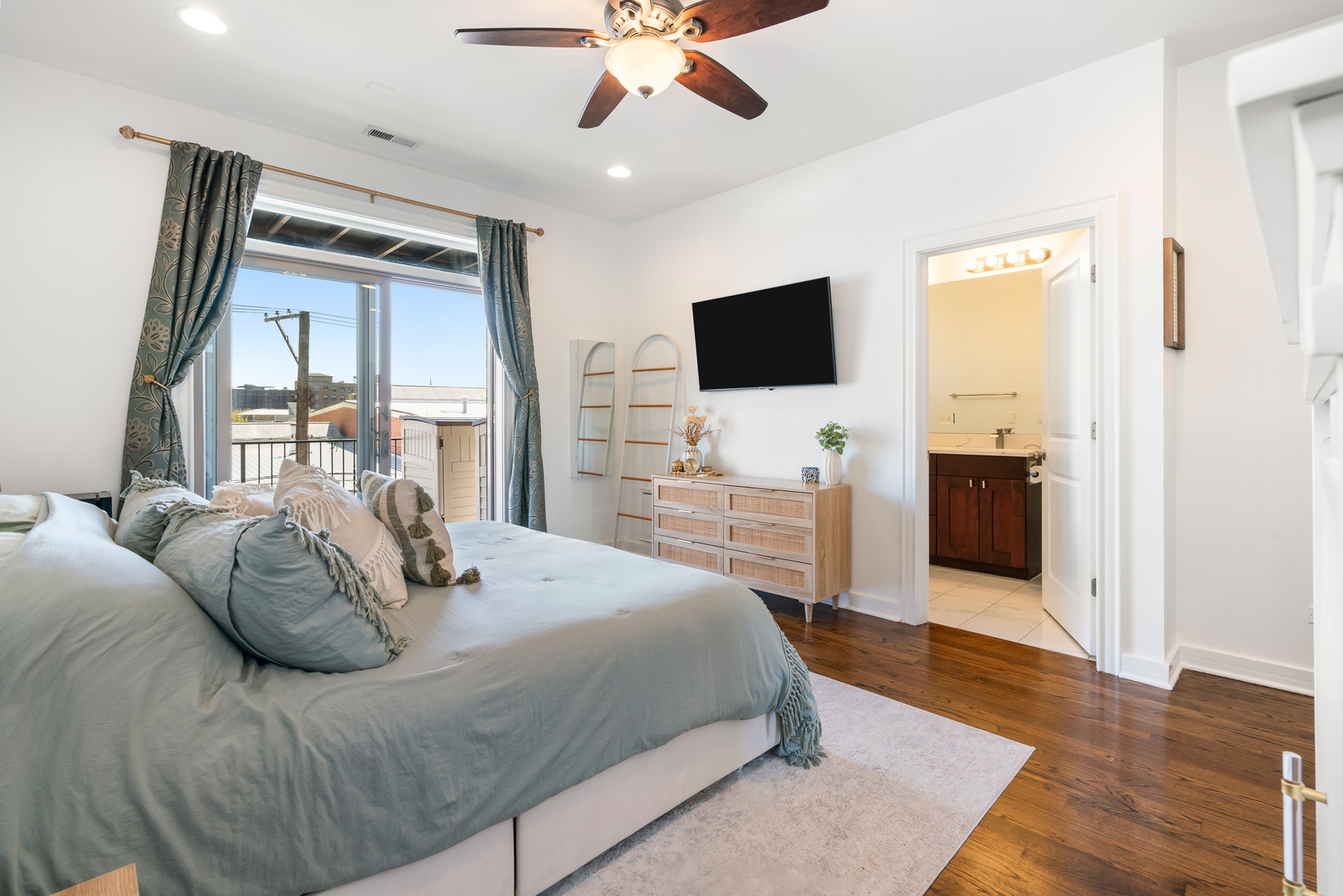 1425 W Grand Avenue Unit: 3E