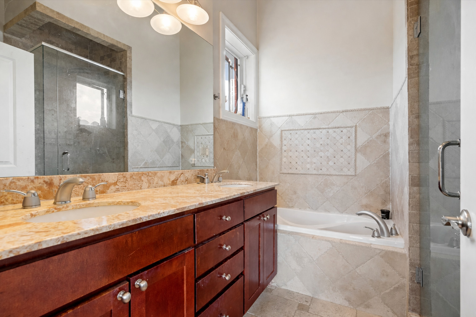 1541 N Artesian Avenue Unit: 3