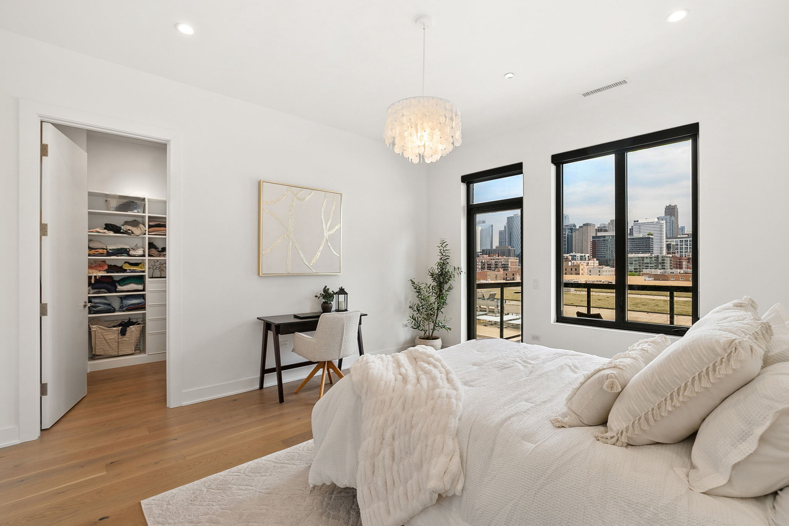 323 S Racine Avenue Unit: 6C
