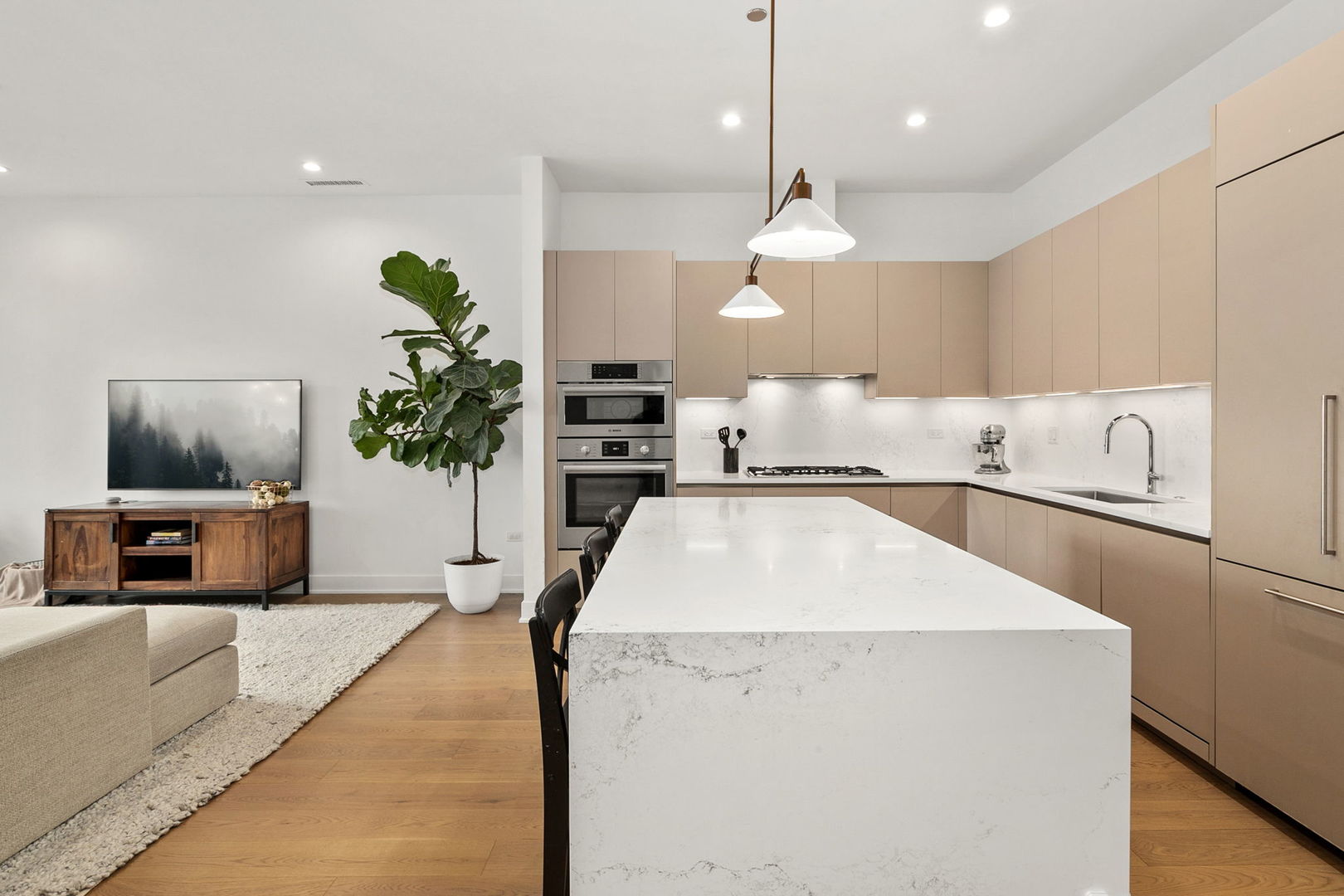 323 S Racine Avenue Unit: 6C