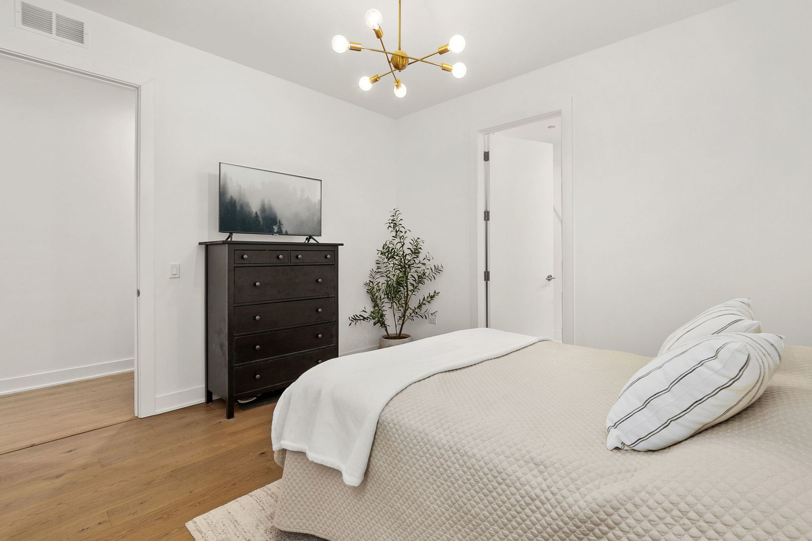 323 S Racine Avenue Unit: 6C