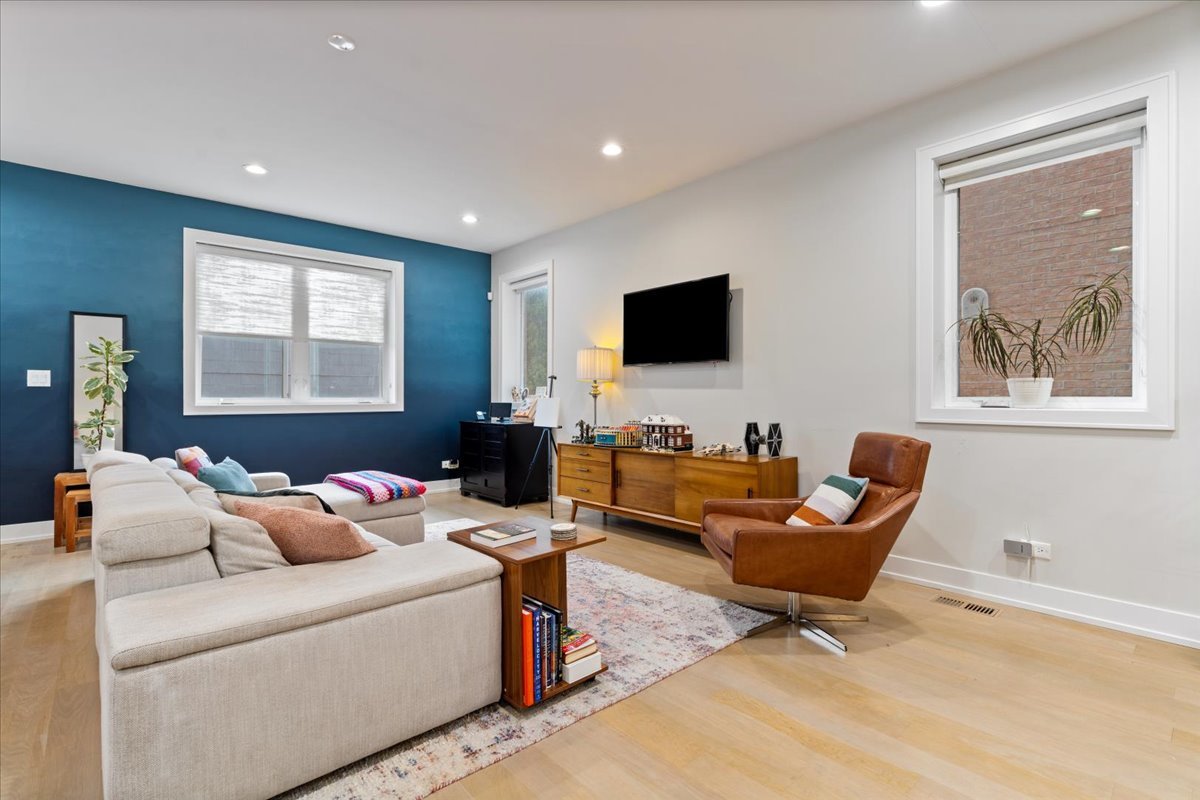 3033 N Clybourn Avenue Unit: 1