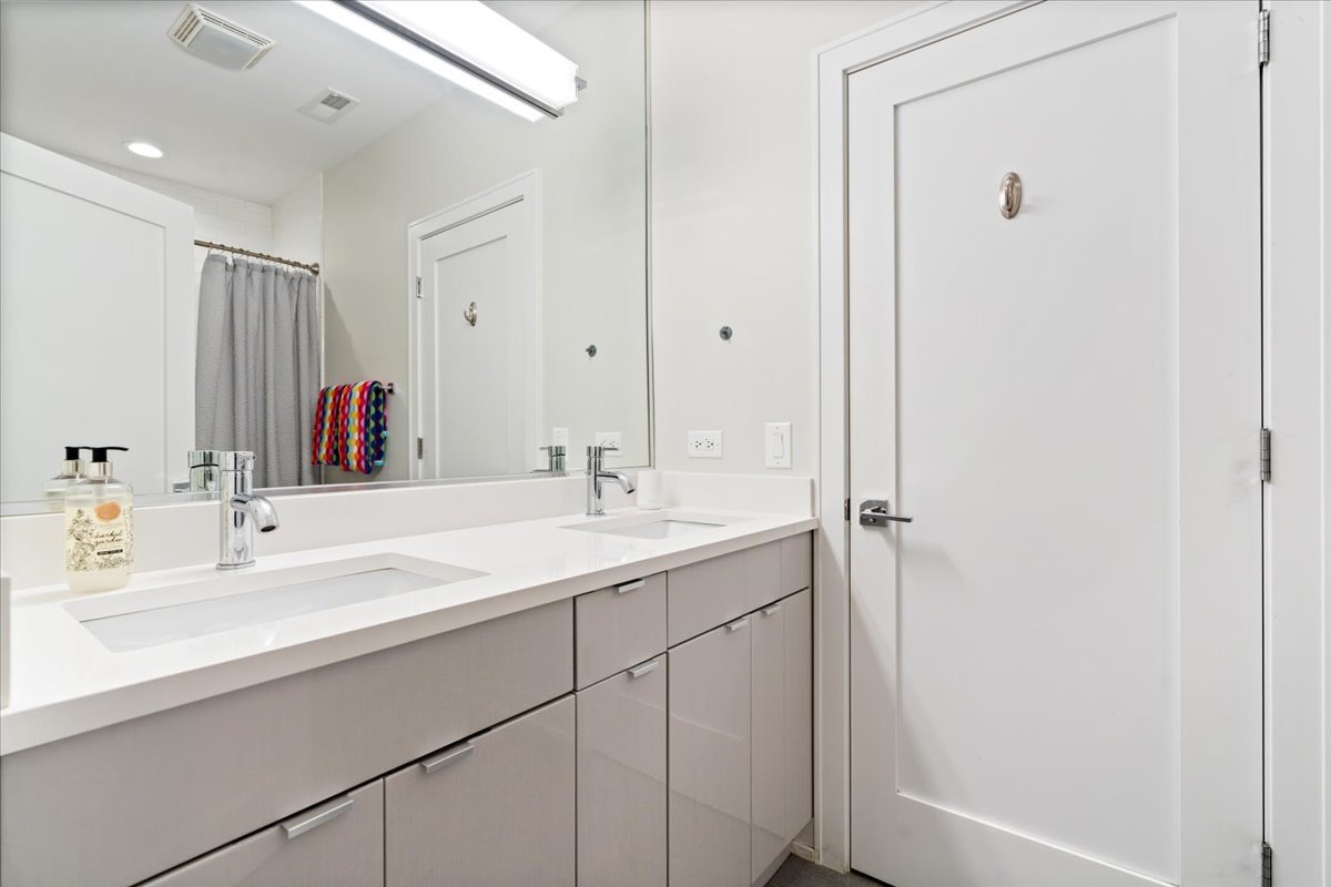 3033 N Clybourn Avenue Unit: 1
