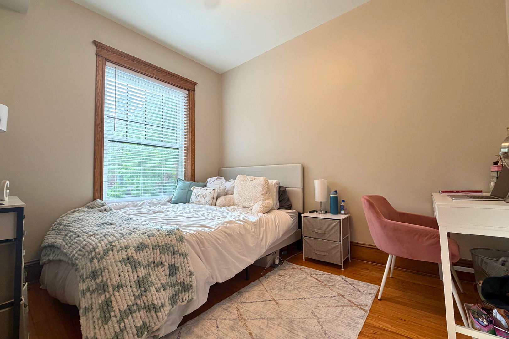 3727 N LAKEWOOD Avenue Unit: 2