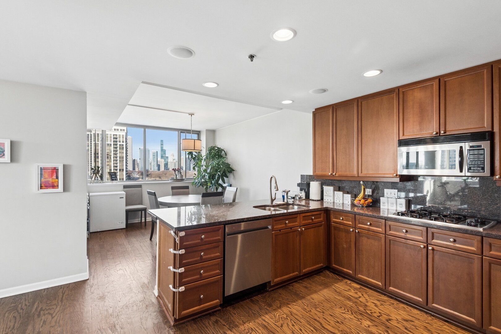 1515 S Prairie Avenue Unit: 914