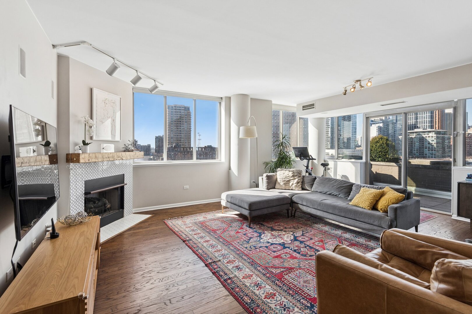 1515 S Prairie Avenue Unit: 914