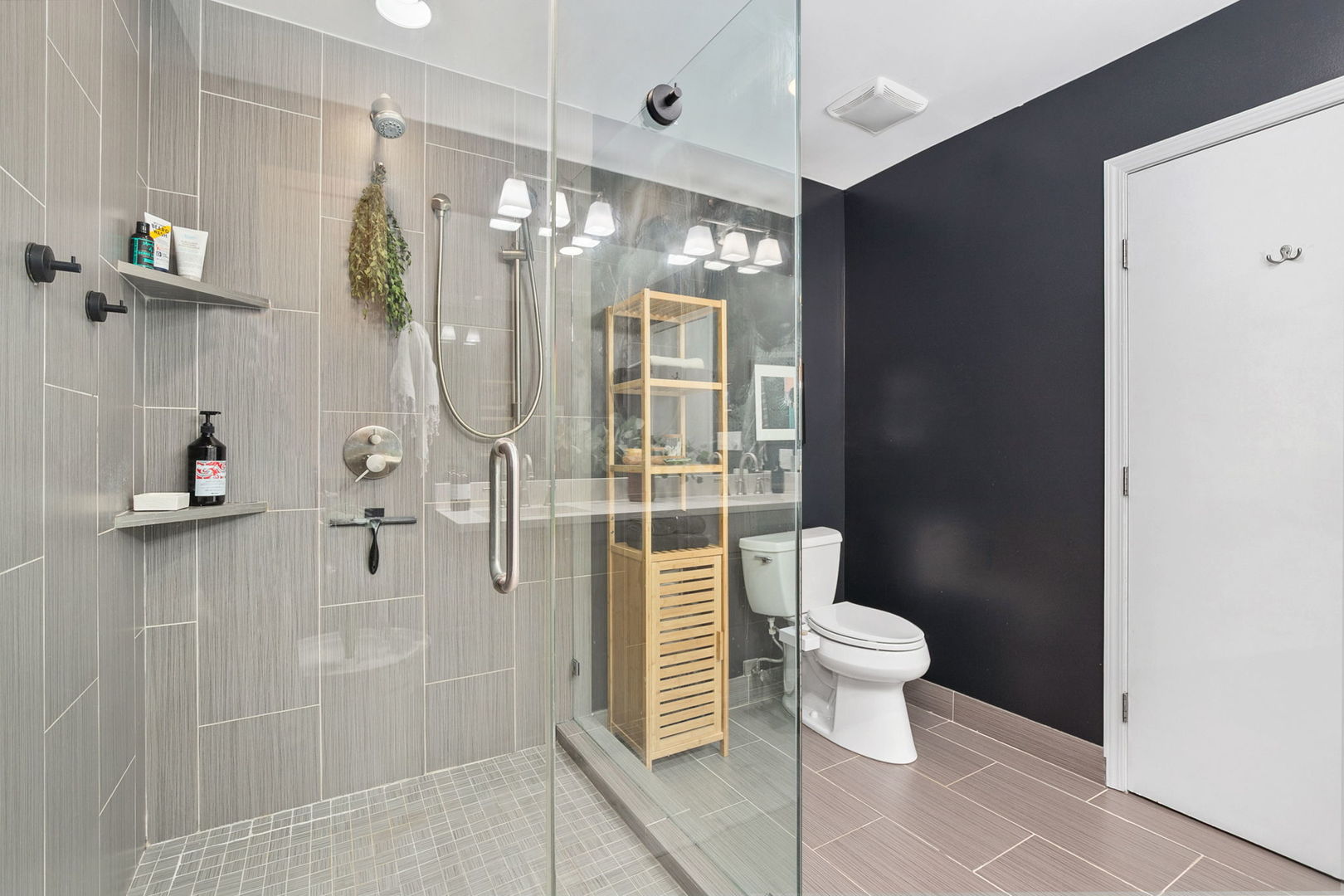 1067 N Hermitage Avenue Unit: 3