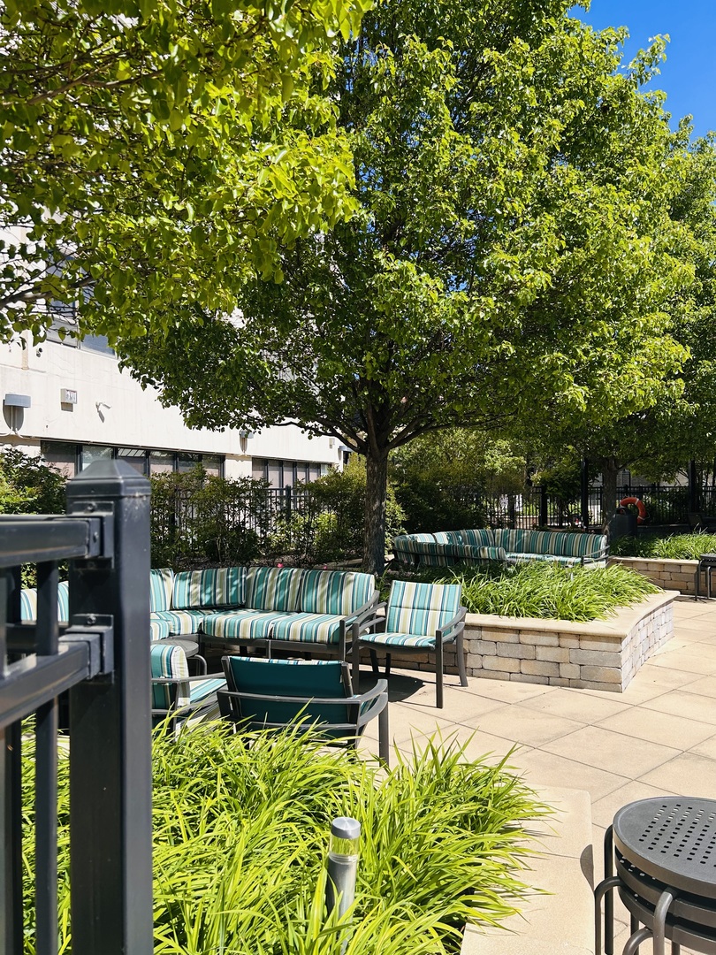 3930 N PINE GROVE Avenue Unit: 2616