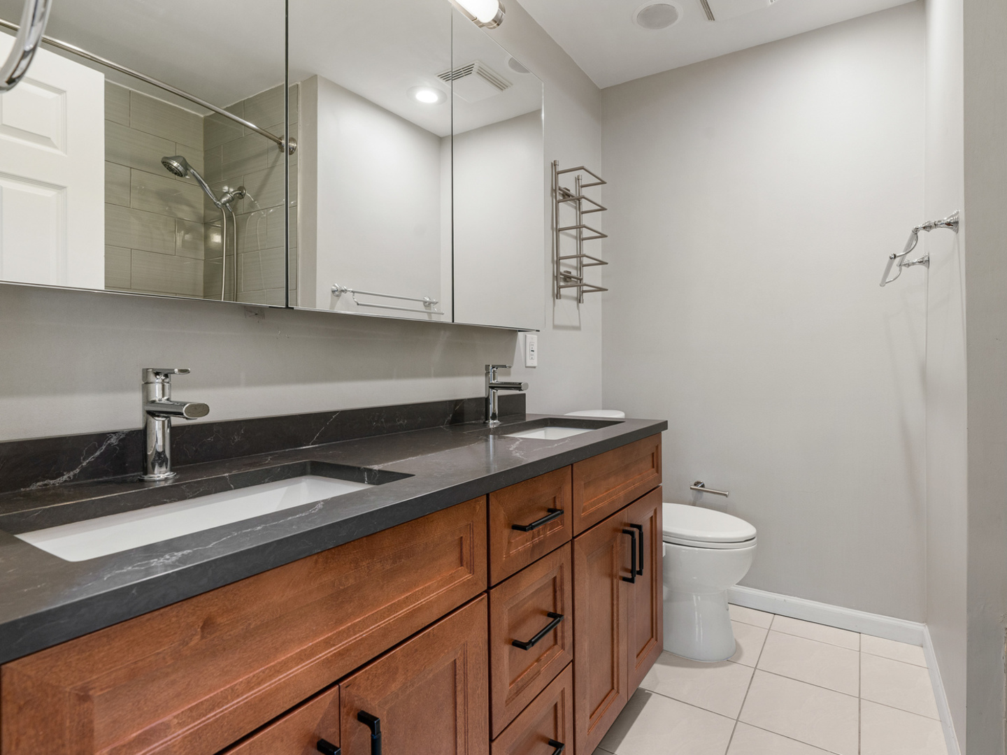 2740 N WAYNE Avenue Unit: F