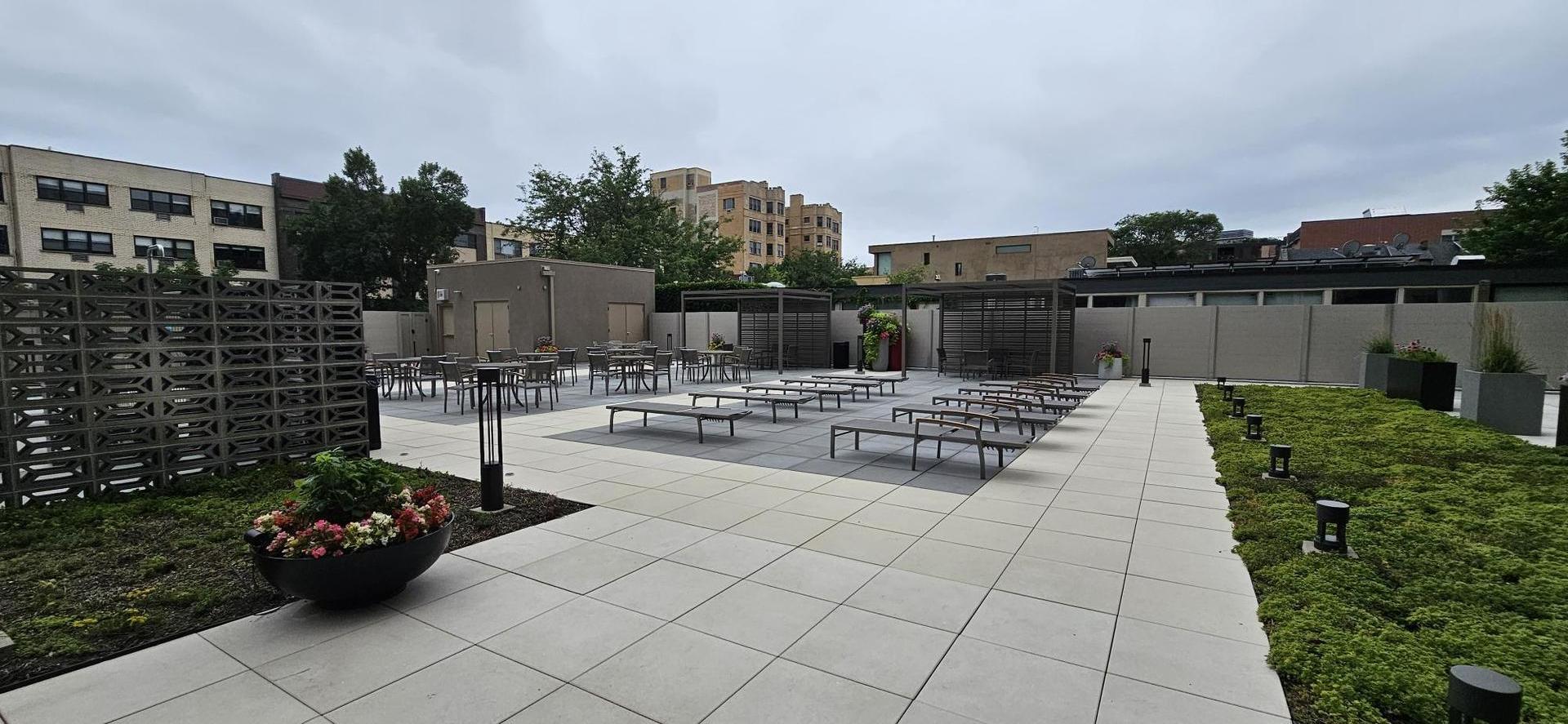 555 W CORNELIA Avenue Unit: 2009