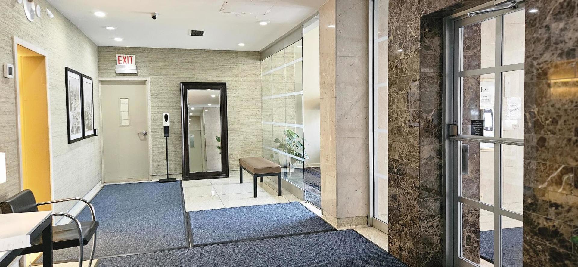 555 W CORNELIA Avenue Unit: 2009
