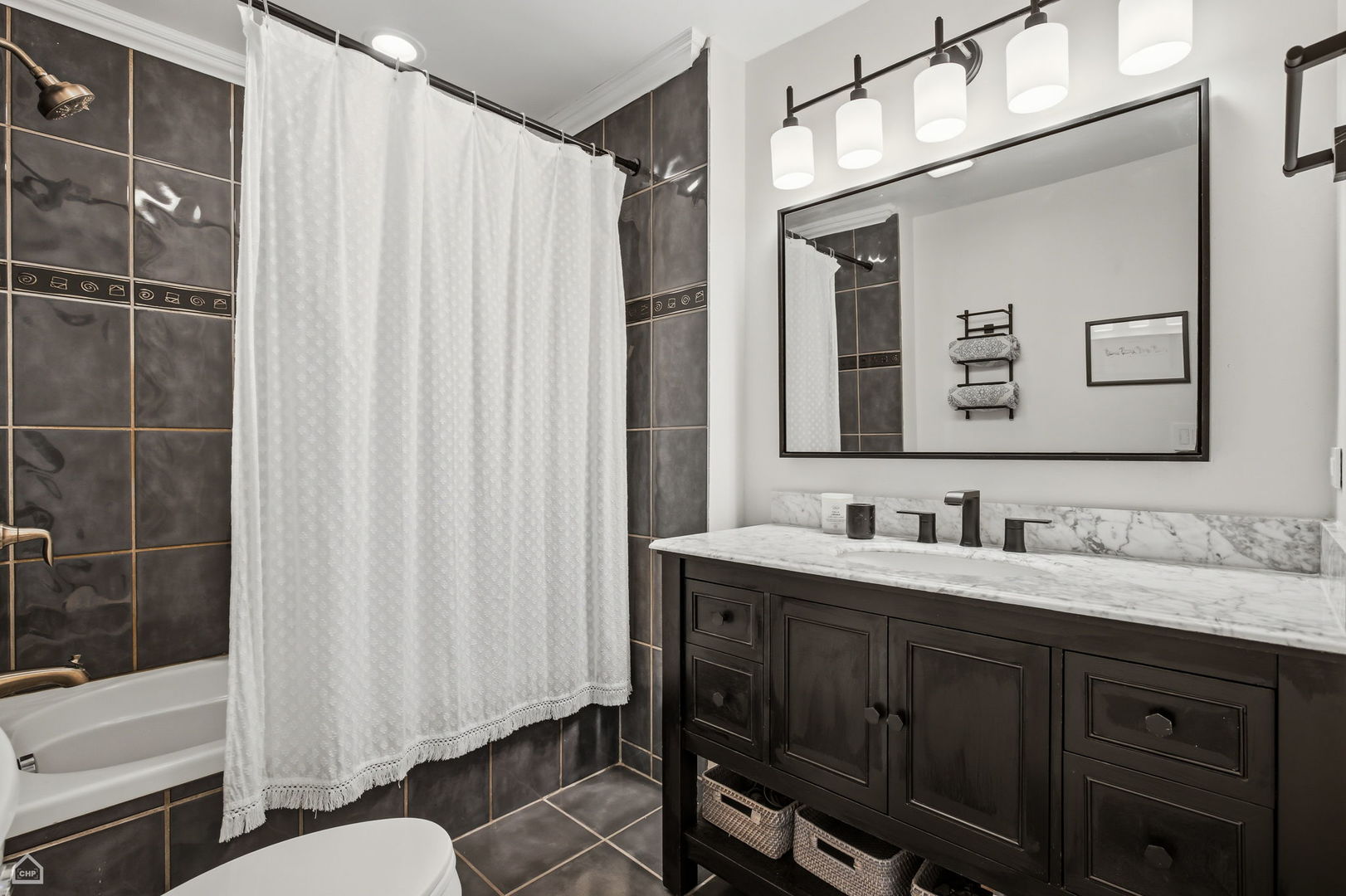 1403 N Rockwell Street Unit: 3