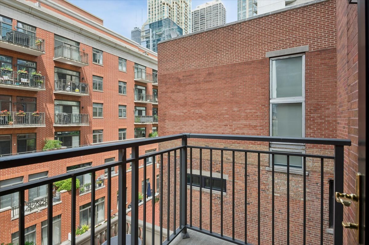 30 W ERIE Street Unit: 501