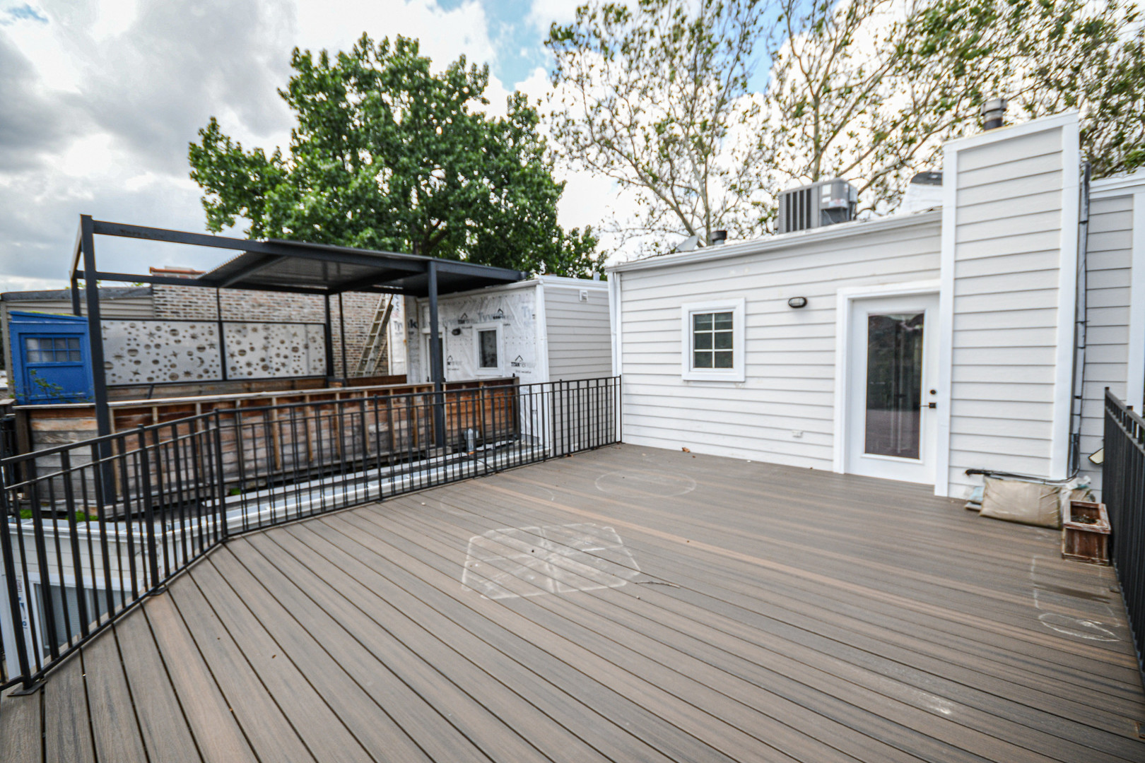 2043 W Saint Paul Avenue