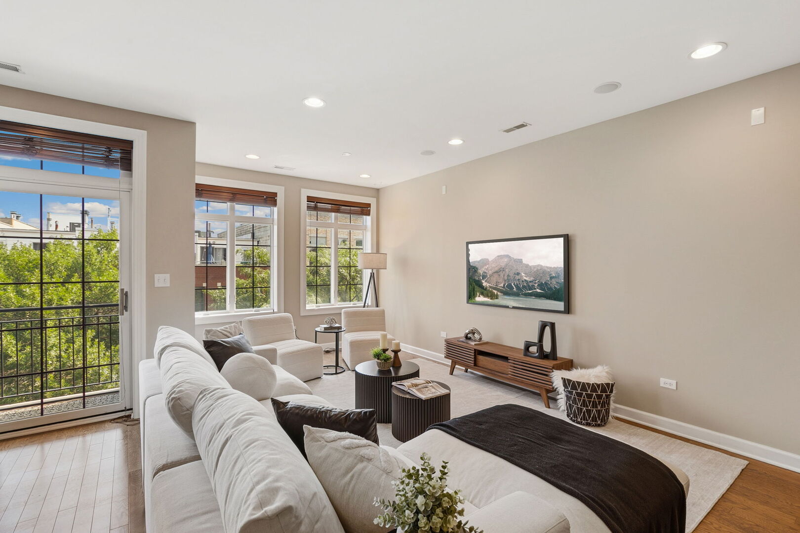 2936 N Lincoln Avenue Unit: 3S