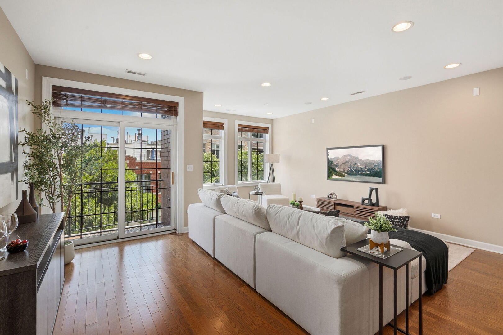 2936 N Lincoln Avenue Unit: 3S