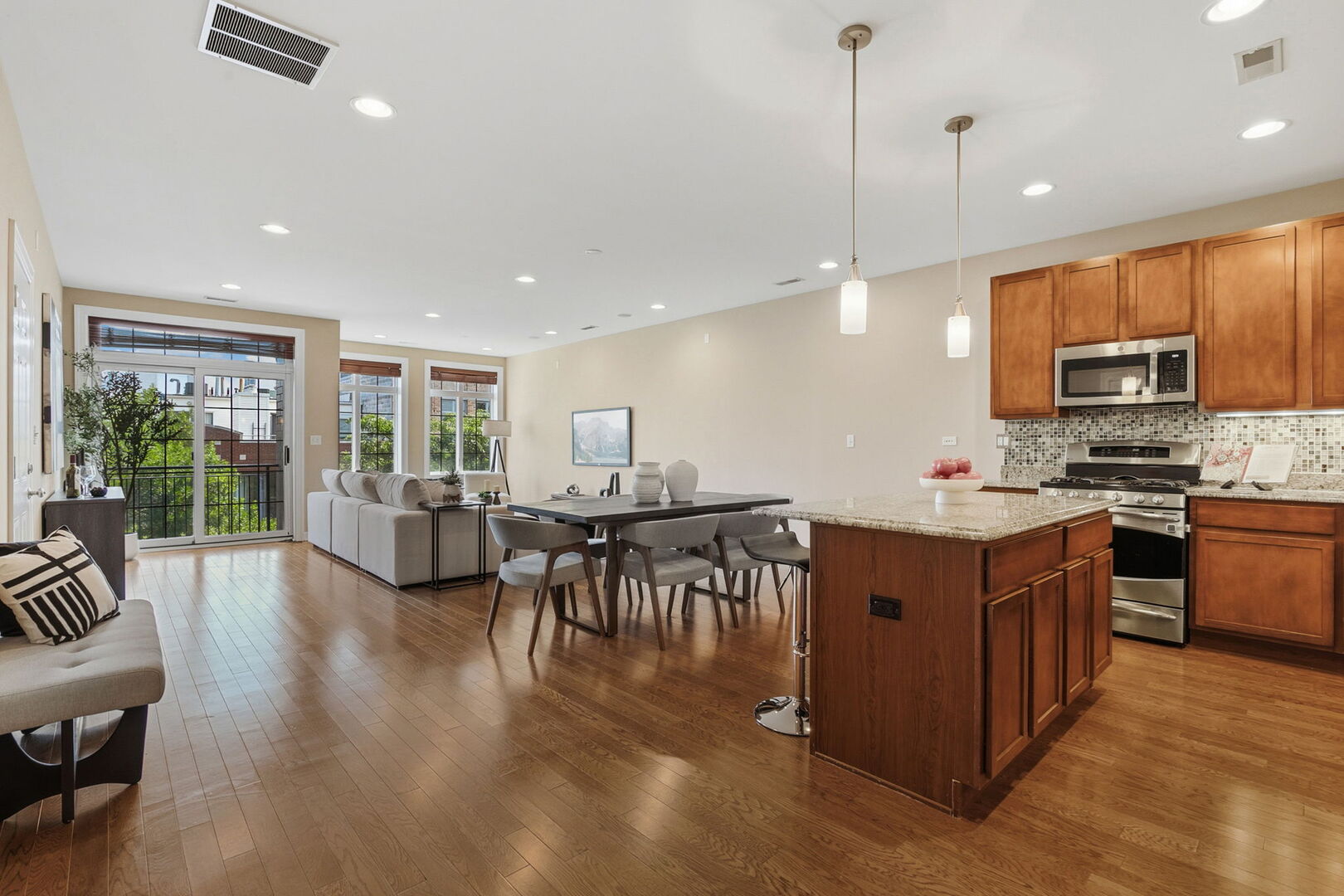 2936 N Lincoln Avenue Unit: 3S