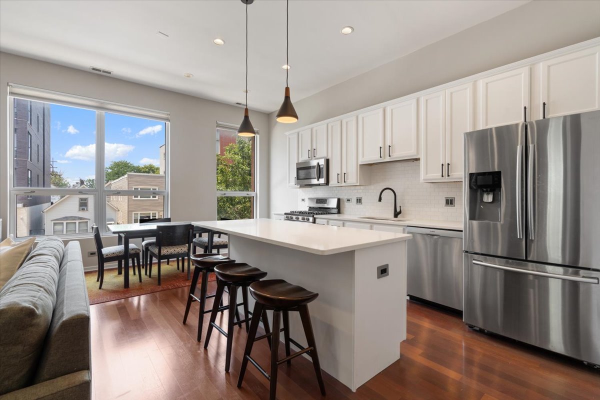 1717 N Western Avenue Unit: 2