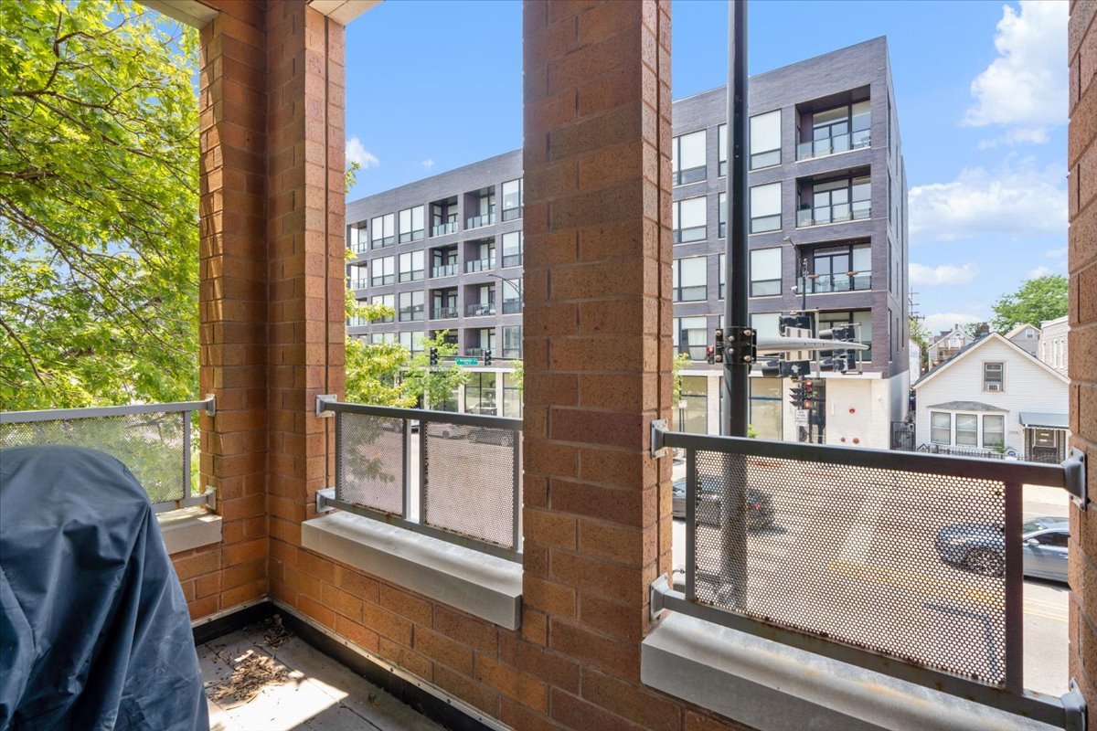 1717 N Western Avenue Unit: 2
