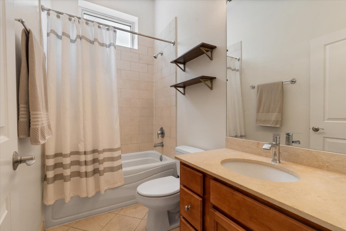 1717 N Western Avenue Unit: 2