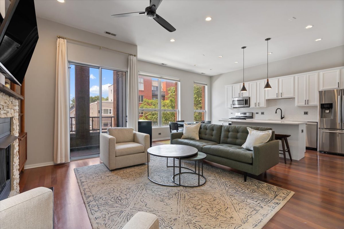 1717 N Western Avenue Unit: 2