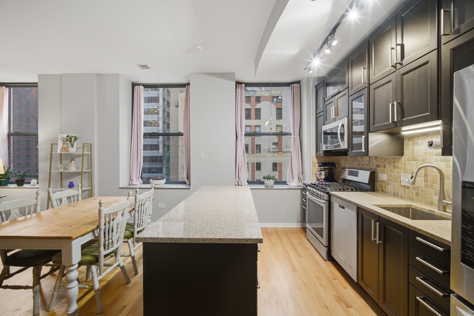 208 W Washington Street Unit: 910