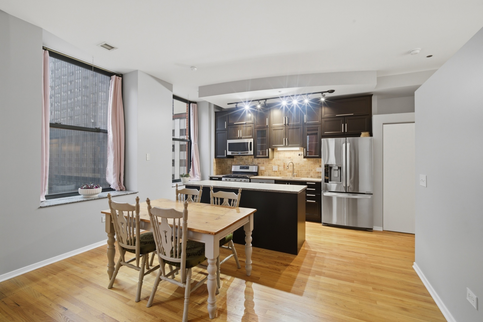 208 W Washington Street Unit: 910