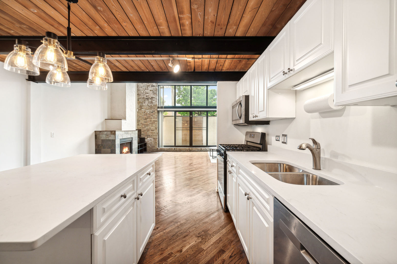 2620 N CLYBOURN Avenue Unit: 101