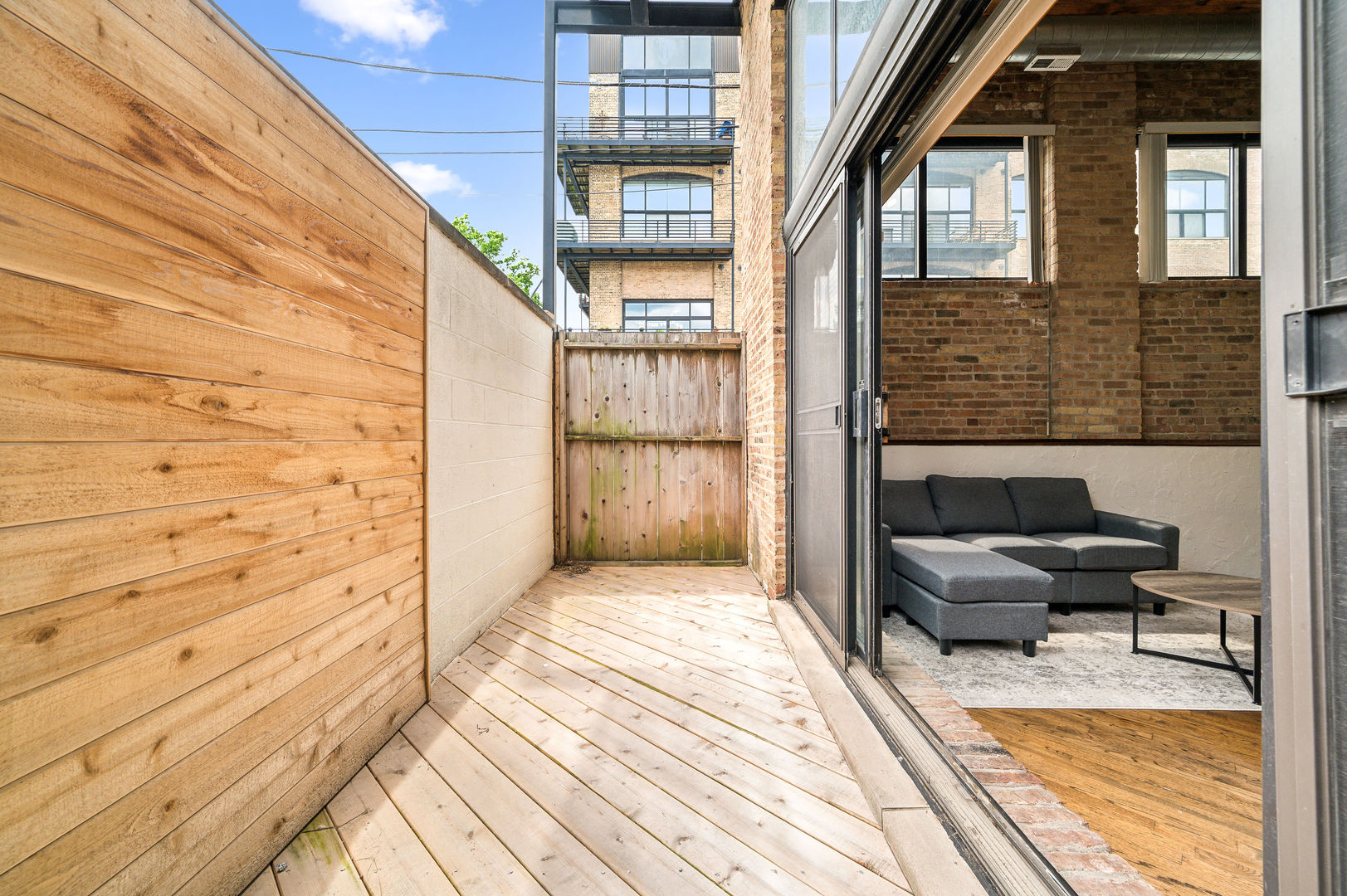 2620 N CLYBOURN Avenue Unit: 101