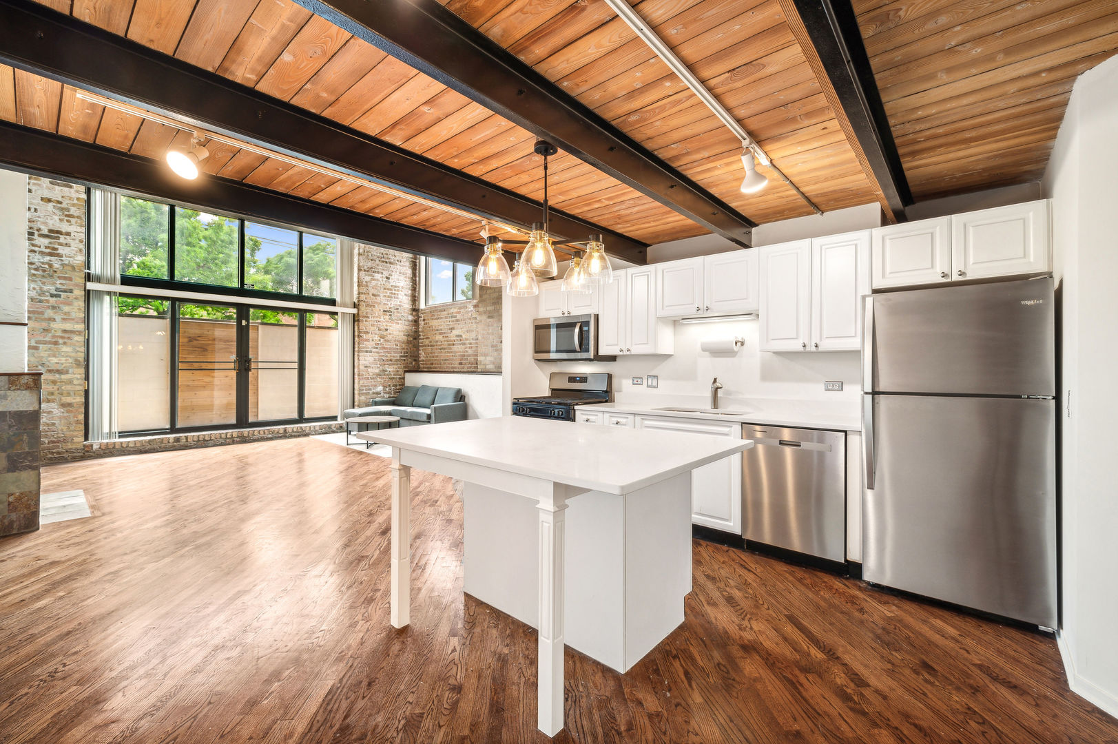 2620 N CLYBOURN Avenue Unit: 101