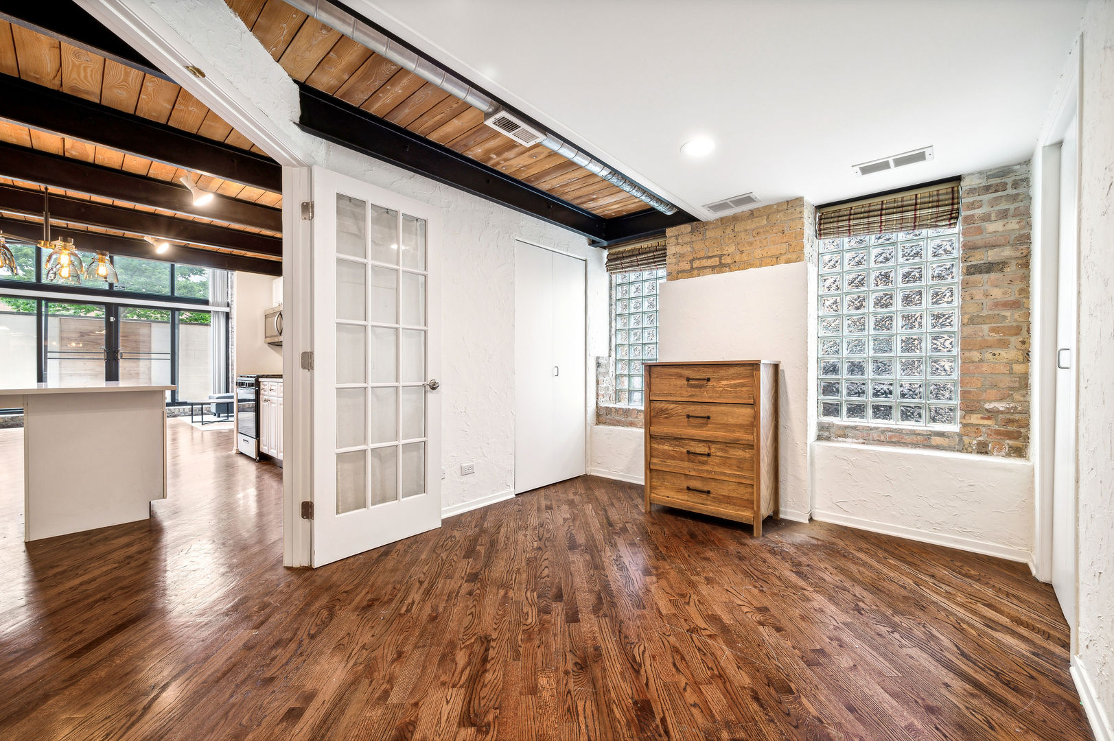 2620 N CLYBOURN Avenue Unit: 101