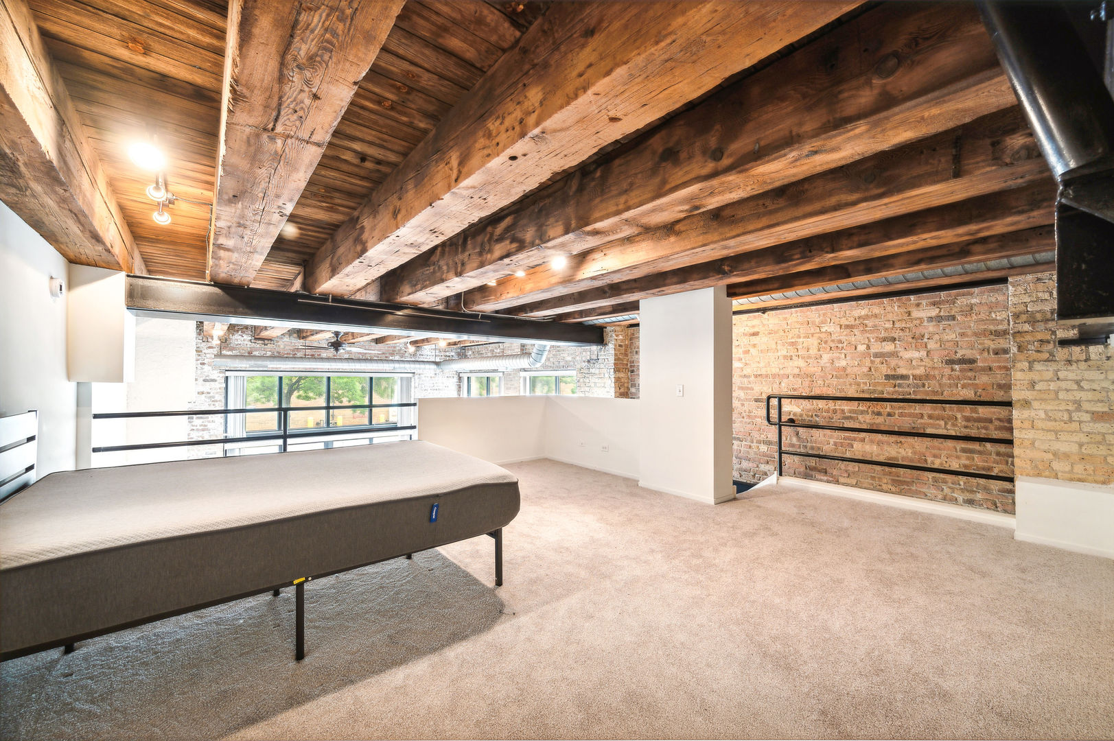 2620 N CLYBOURN Avenue Unit: 101