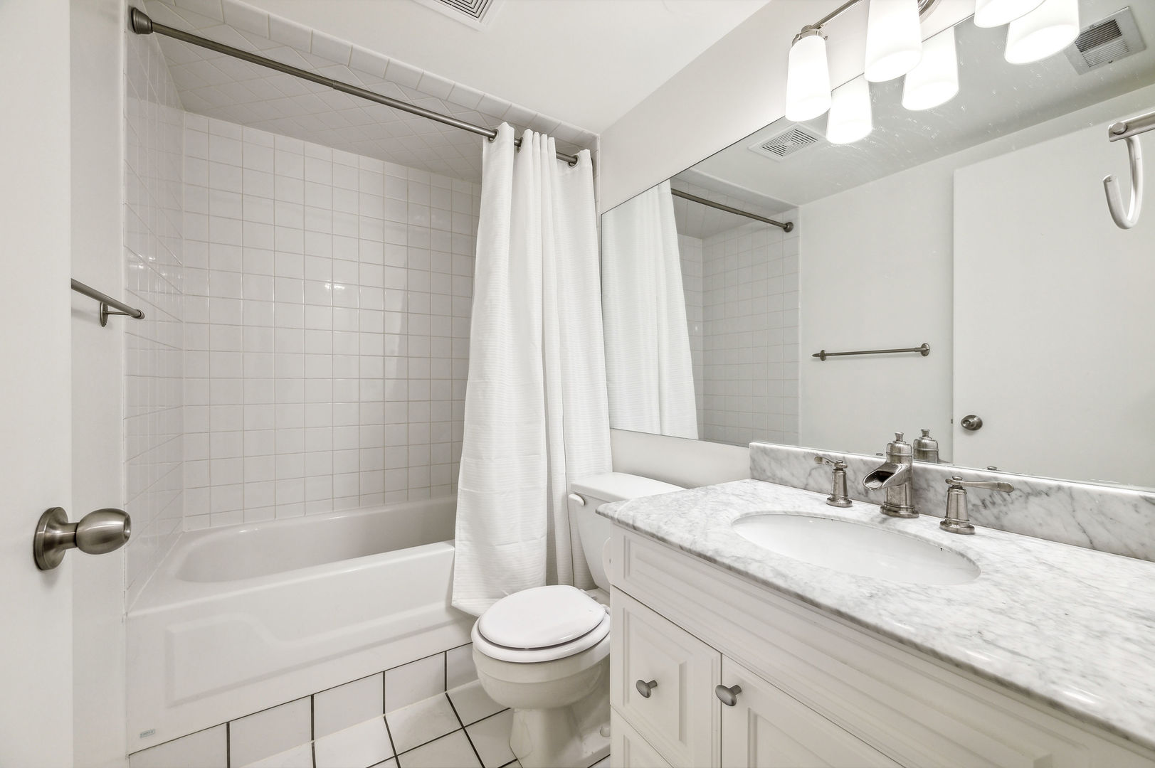 2620 N CLYBOURN Avenue Unit: 101