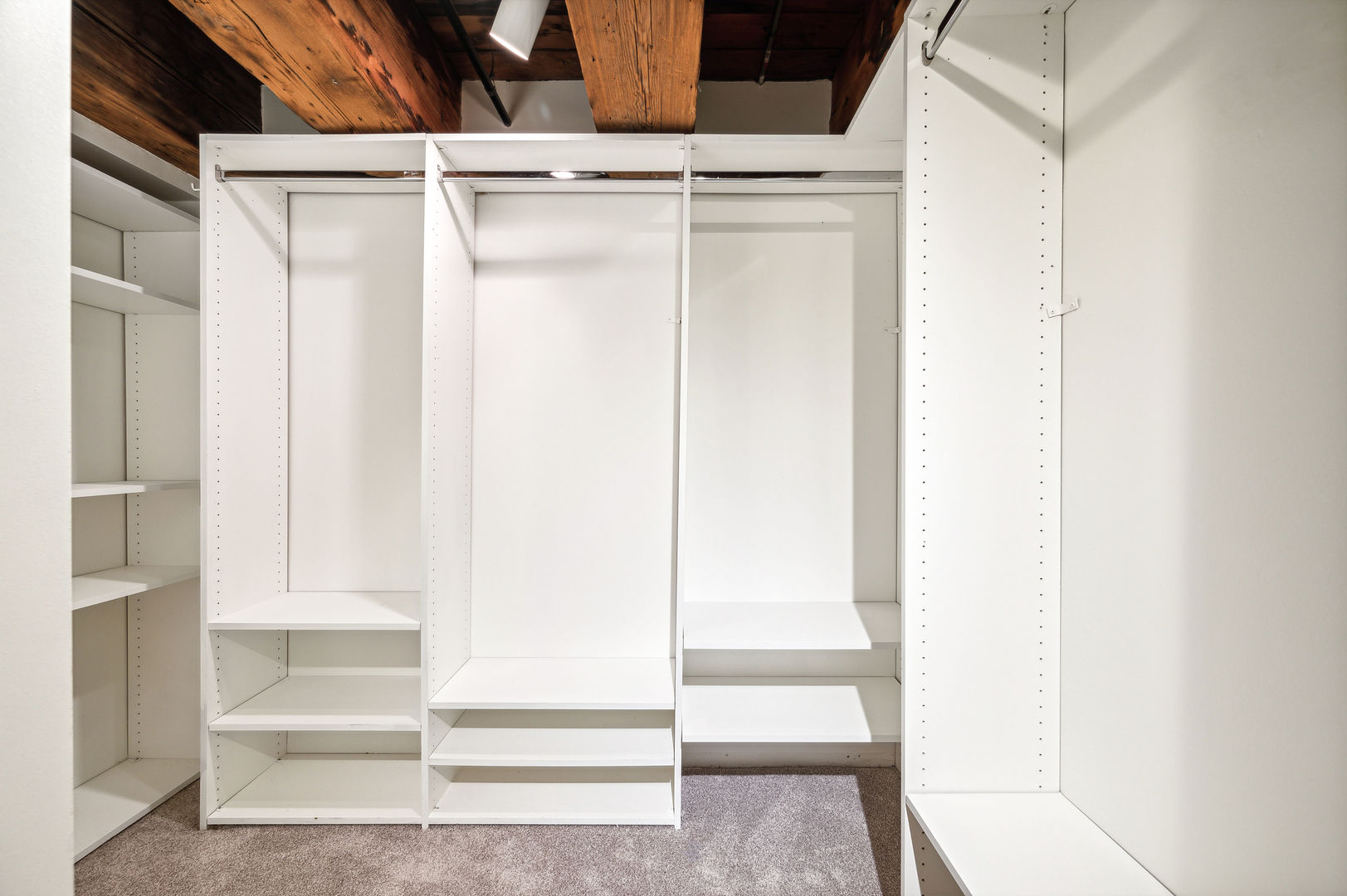 2620 N CLYBOURN Avenue Unit: 101