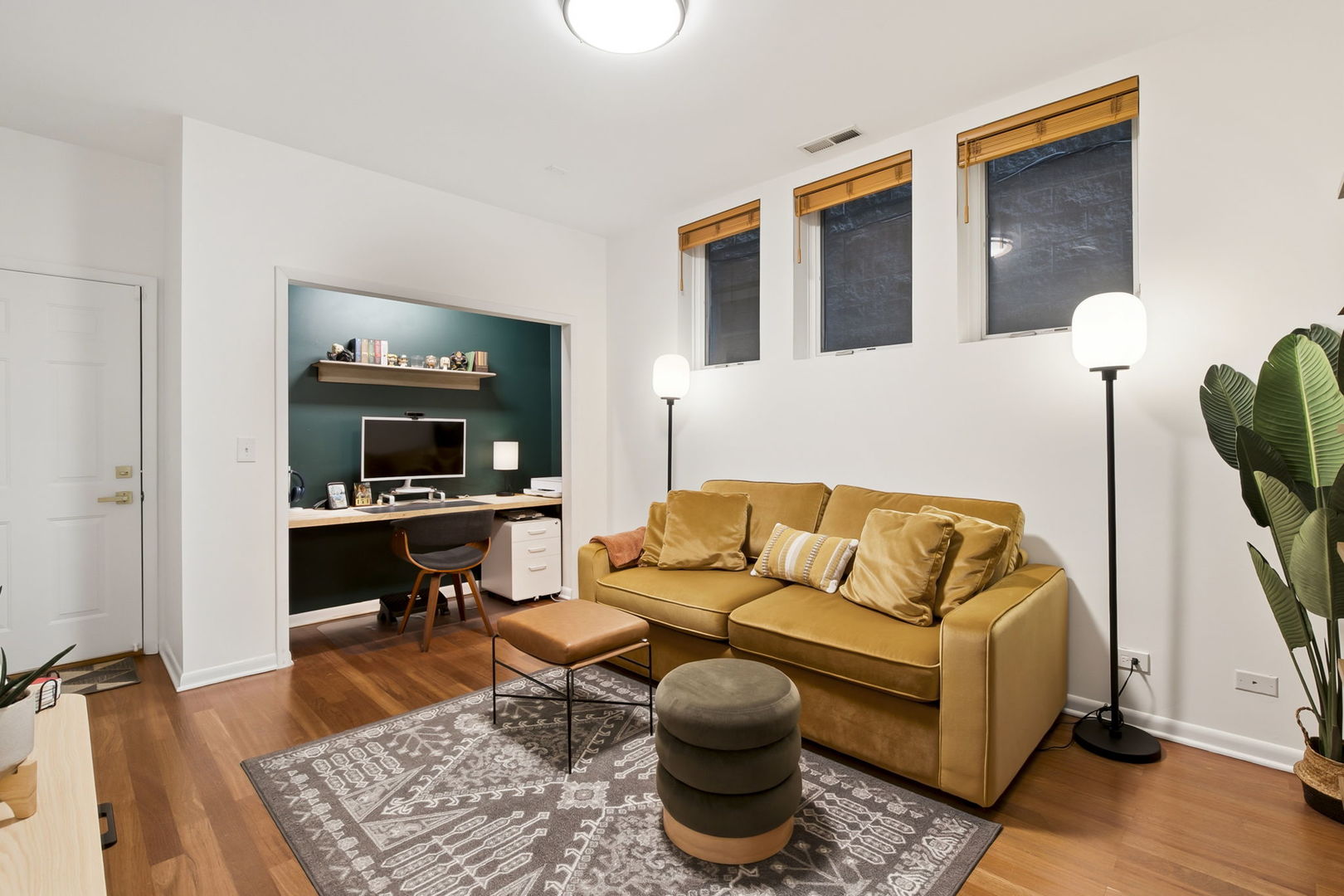 922 N Paulina Street Unit: 1R
