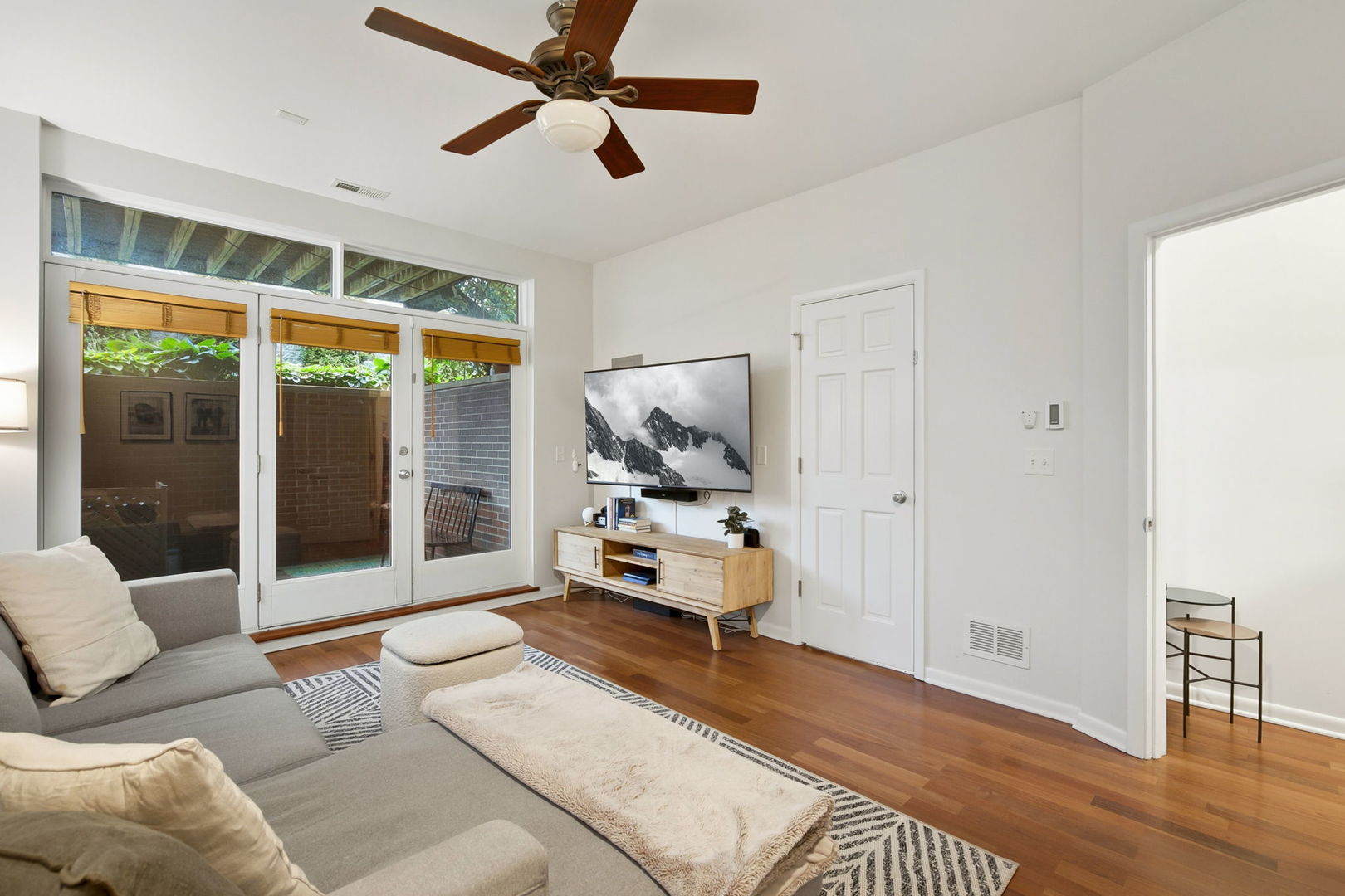 922 N Paulina Street Unit: 1R