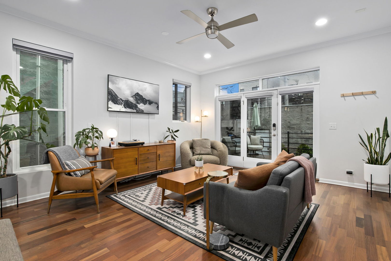 922 N Paulina Street Unit: 1R