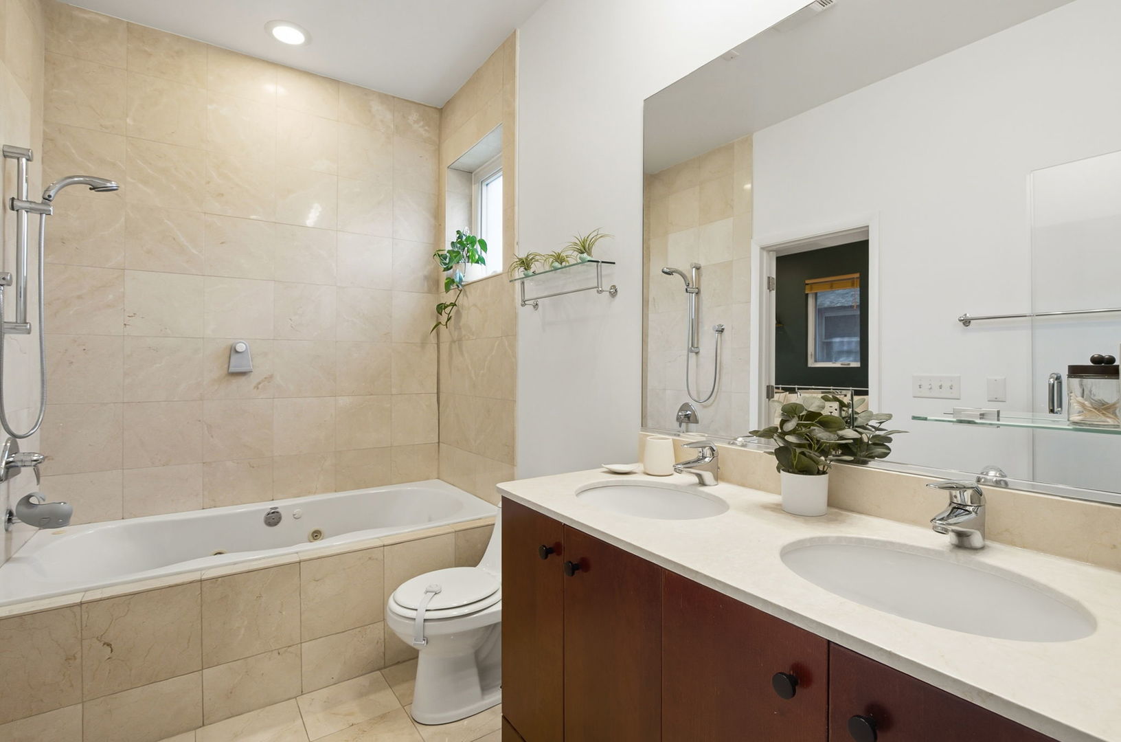 922 N Paulina Street Unit: 1R