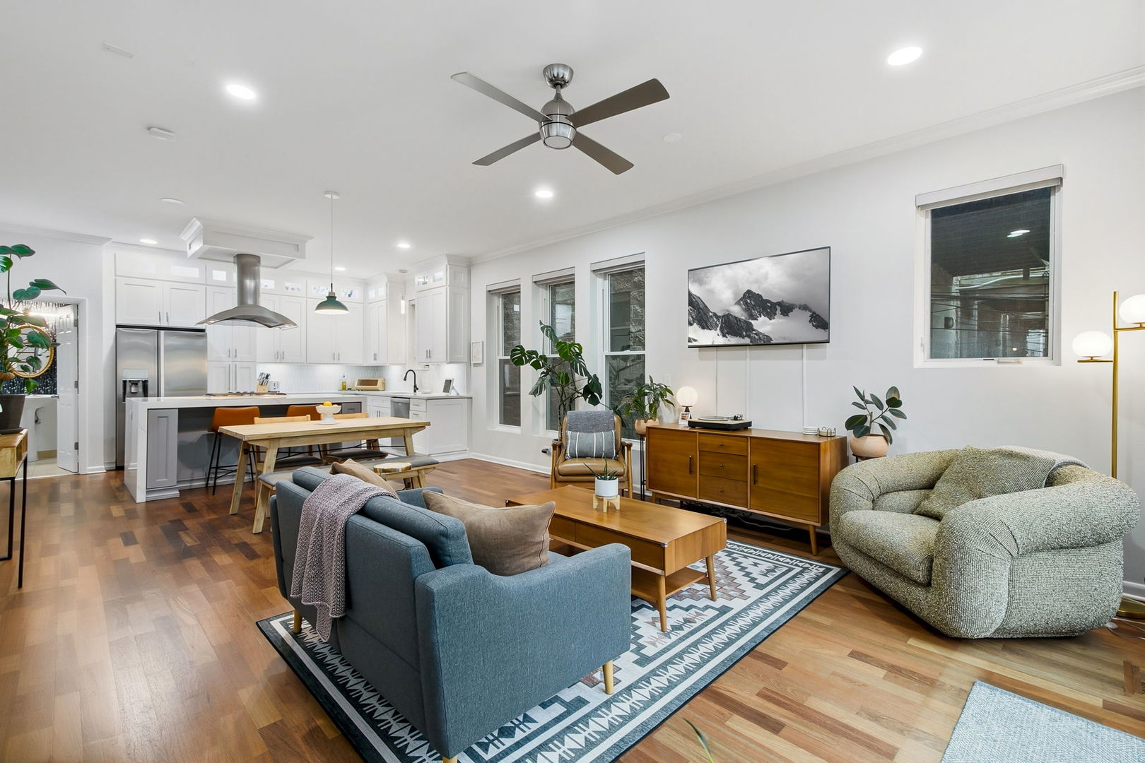 922 N Paulina Street Unit: 1R