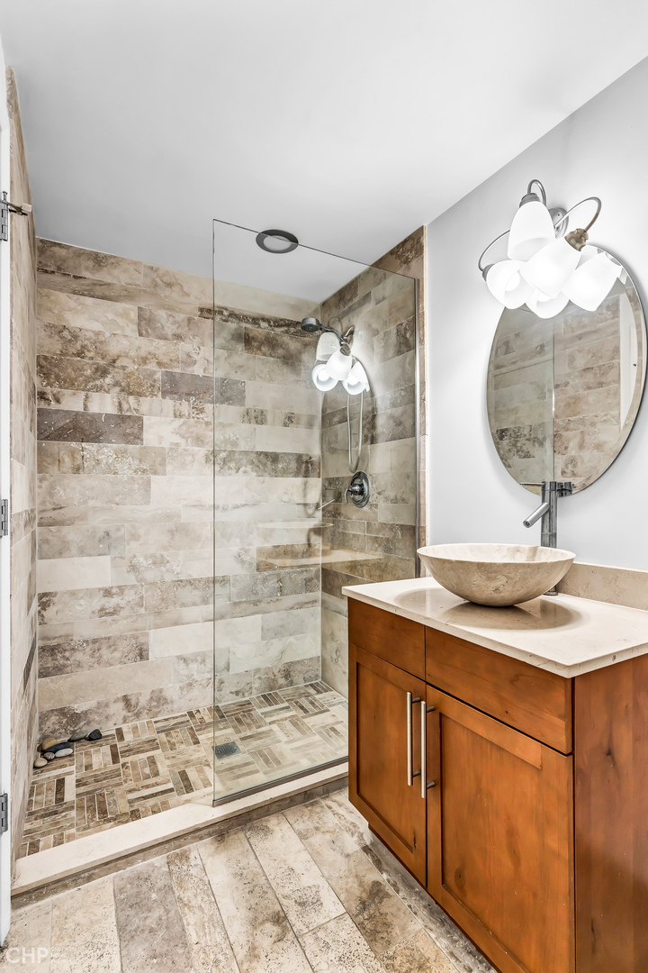 2545 S DEARBORN Street Unit: 702