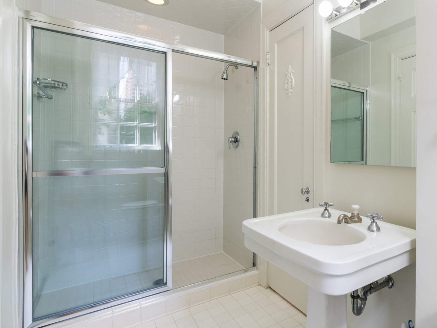 232 E Walton Place Unit: 3E