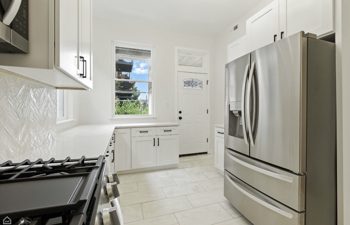 909 W Addison Street Unit: 2