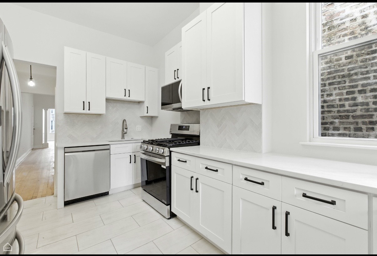 909 W Addison Street Unit: 2