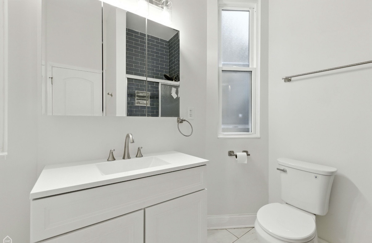 909 W Addison Street Unit: 2