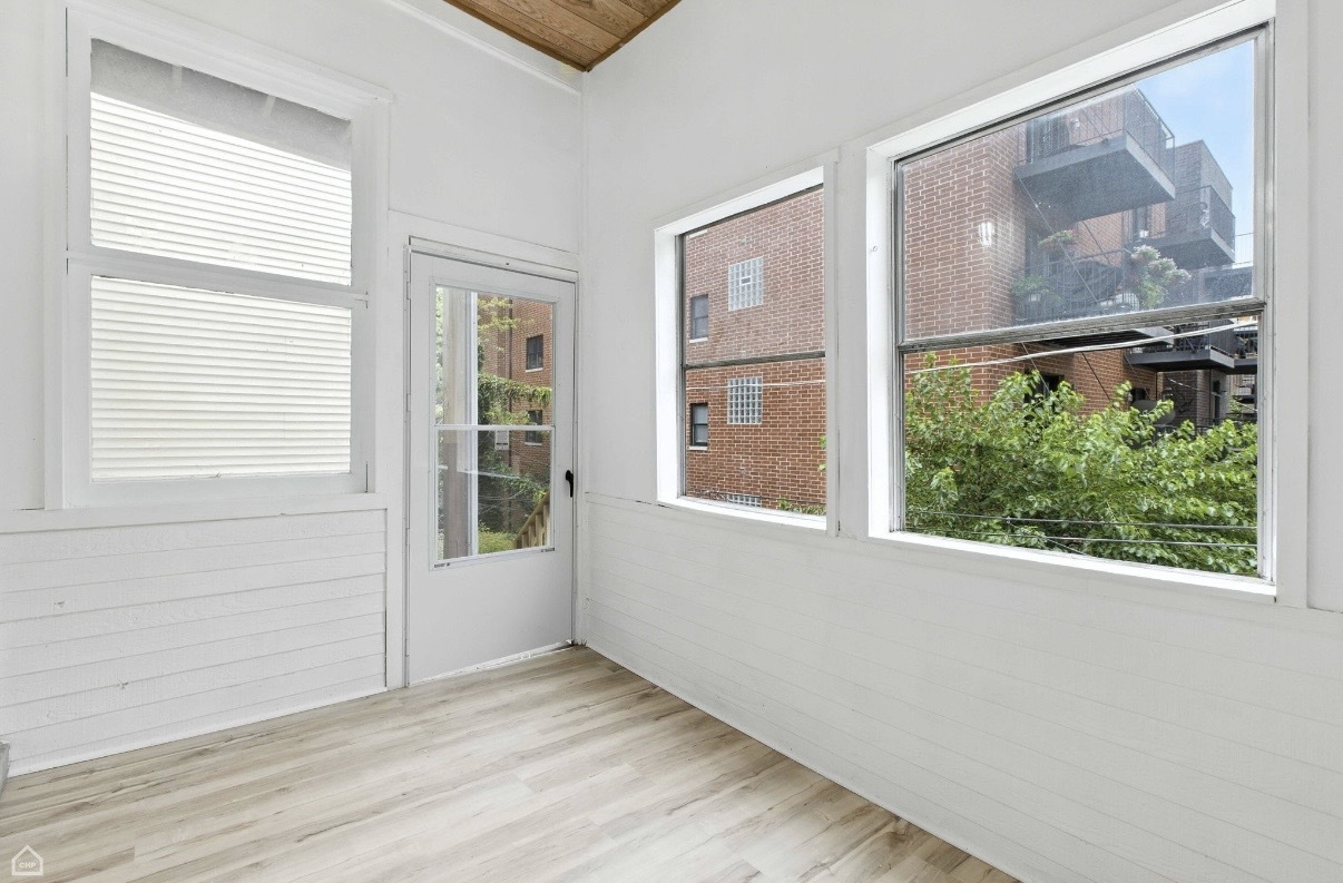 909 W Addison Street Unit: 2