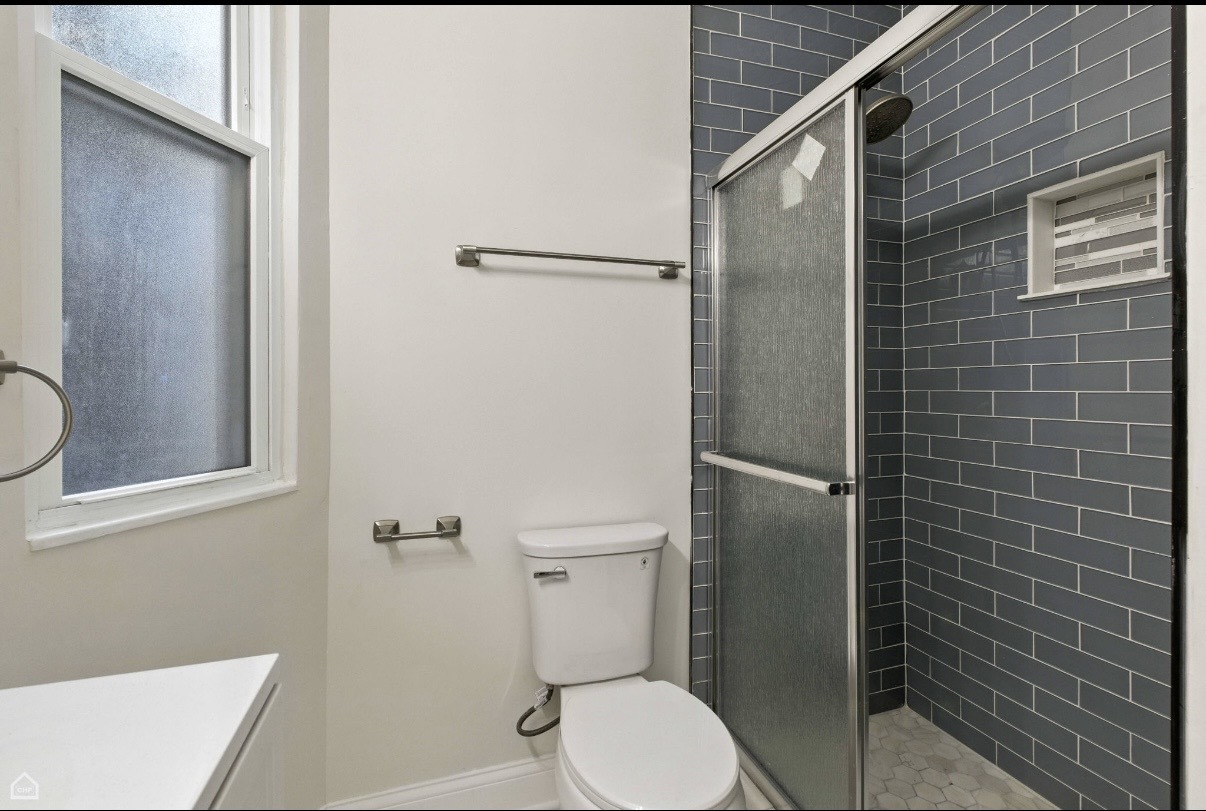 909 W Addison Street Unit: 2