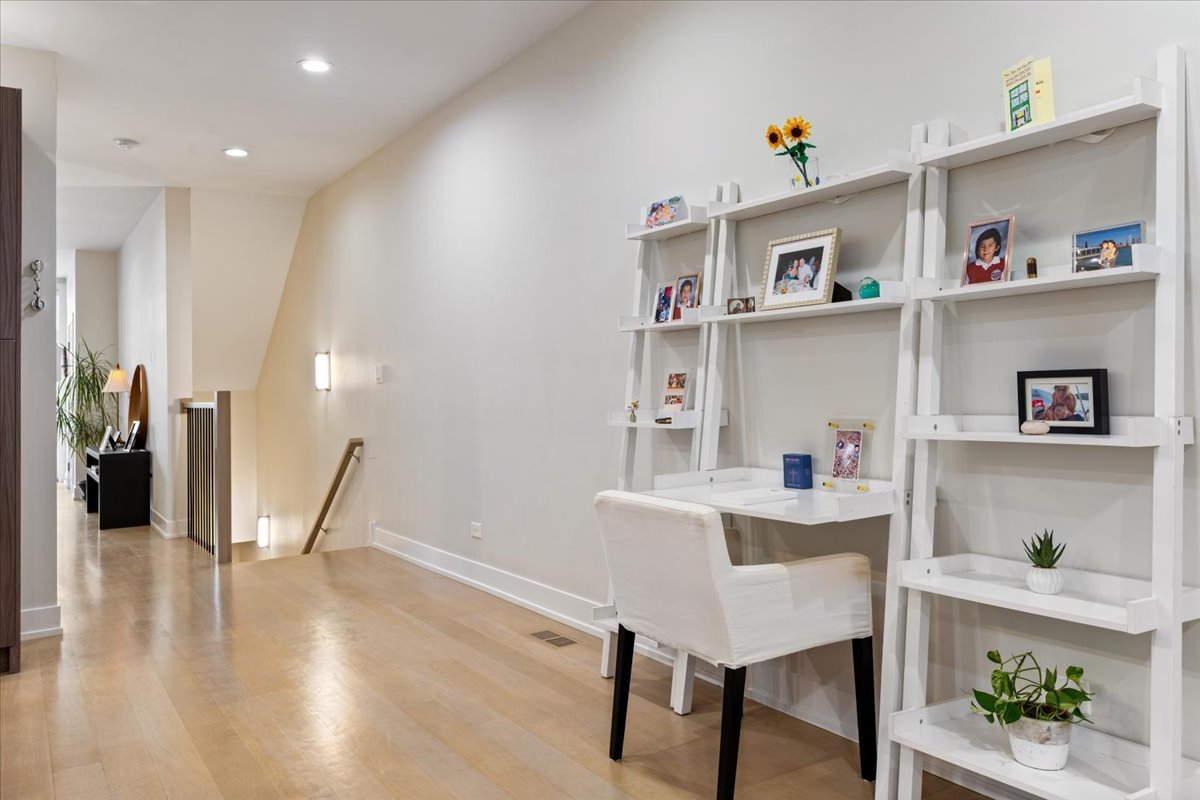 3033 N Clybourn Avenue Unit: 1