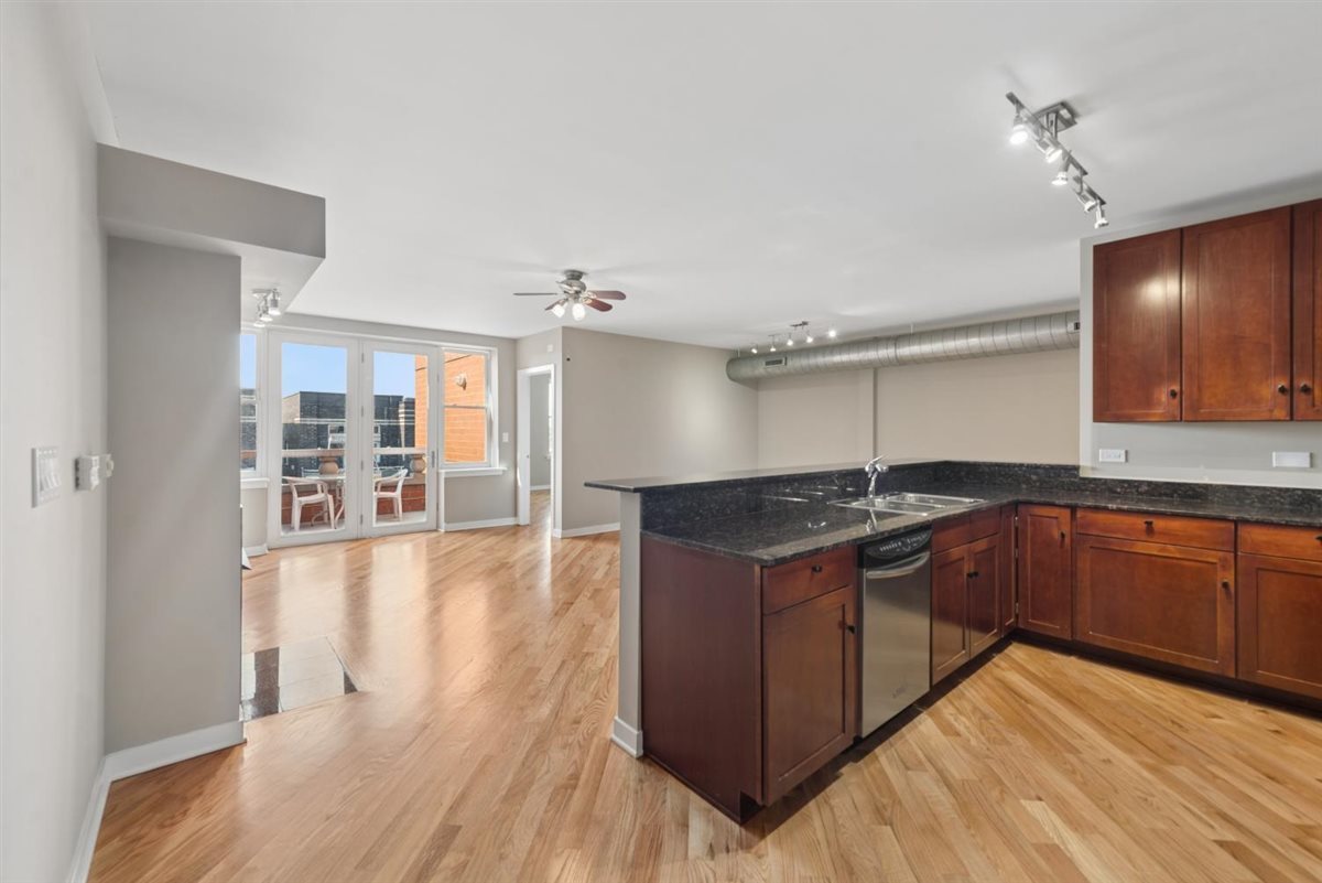 3550 W Montrose Avenue Unit: 502