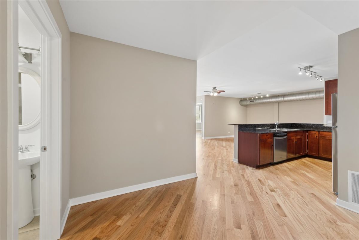 3550 W Montrose Avenue Unit: 502
